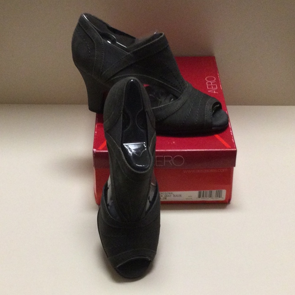 Aerosoles Gray Suede Cut Out Pumps
